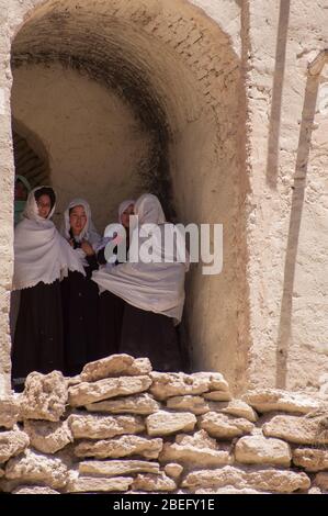 Bamiyan, Afghanistan: Mai 2004 - Hazara-Frauen in Bamyian Stockfoto