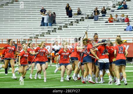 Syracuse, New York, USA. Februar 2020. Stony Brook Seawolves feiern nach einem NCAA Damen Lacrosse Spiel gegen die Syracuse Orange am Montag, 10. Februar 2020 im Carrier Dome in Syracuse, New York. Stony Brook gewann 17-16. Rich Barnes/CSM/Alamy Live News Stockfoto