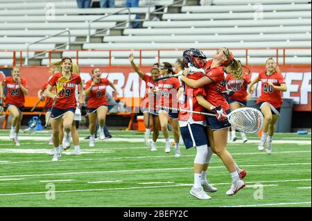 Syracuse, New York, USA. Februar 2020. Stony Brook Seawolves feiern nach einem NCAA Damen Lacrosse Spiel gegen die Syracuse Orange am Montag, 10. Februar 2020 im Carrier Dome in Syracuse, New York. Stony Brook gewann 17-16. Rich Barnes/CSM/Alamy Live News Stockfoto