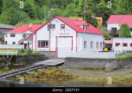 Bamfield, Kanada - 21. Juni 2011: Gebäude der kanadischen Küstenwache an der Pazifikküste. Stockfoto