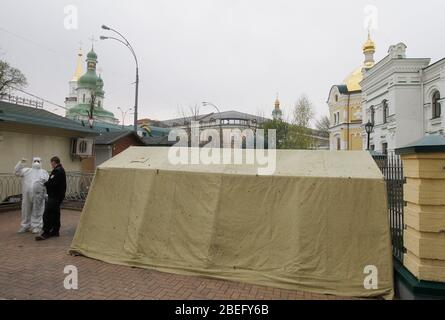 Kiew, Ukraine. April 2020. Am 13. April 2020 wird vor dem Kiewer Pechersker Lavra in Kiew, Ukraine, ein Zelt von städtischen Rettungskräften aufgestellt. Insgesamt wurden im Kiewer Pechersker Lavra über 90 Fälle des COVID-19-Coronavirus bestätigt, von denen 63 in den letzten 24 Stunden im historischen und religiösen orthodoxen christlichen Kloster bestätigt wurden, Und es ist der größte Ausbruch des neuartigen Coronavirus in der ukrainischen Hauptstadt, nach den Medien. Kredit: Serg Glovny/ZUMA Wire/Alamy Live News Stockfoto