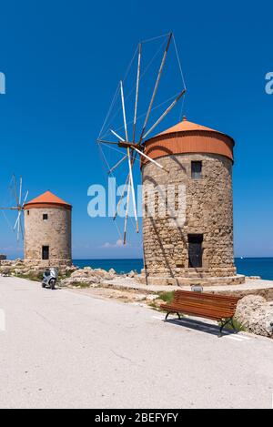 Windmühlen und das Fort St. Nikolaus in den Hafen von Mandraki in Rhodos. Griechenland Stockfoto