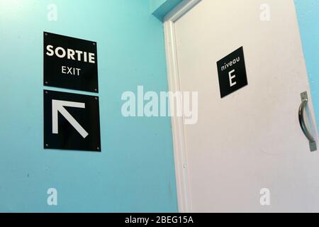 Panneau de sortie. Parkplatz Souterrain kostenlos. 2KM3. Saint-Gervais-les-Bains. Haute-Savoie. Frankreich. Stockfoto