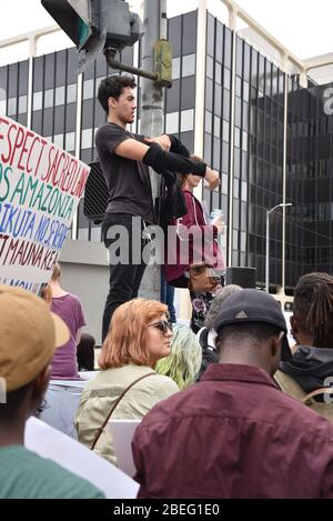 BEVERLY HILLS, CA/USA - 26. SEPTEMBER 2019: Demonstranten der globalen Erwärmung tragen Mäntel beim Klimaangriff in Südkalifornien. Los Angeles hat es schon Stockfoto