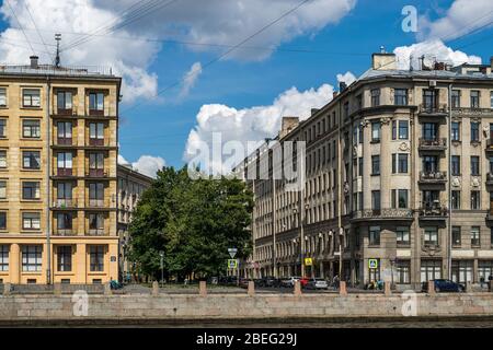 St. Petersburg, Russland, Sommer 2019: Architektur am Ufer des Fontanka-Flusses in St. Petersburg Stockfoto