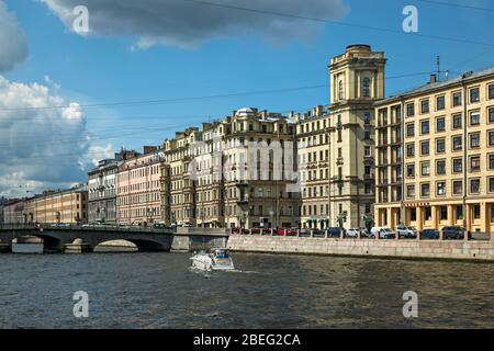 St. Petersburg, Russland, Sommer 2019: Ehemalige Wohngebäude am Ufer des Fontanka und der Krasnoarmeysky Brücke Stockfoto