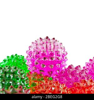 Eine violette Glaskugel mit Stacheln ruht auf anderen farbigen Kugeln ähnlich dem Covid-Virus. 3d-Rendering Stockfoto