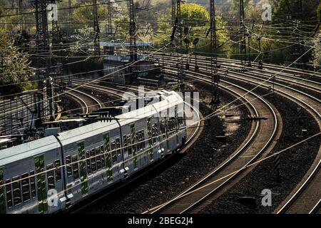 Eisenbahn, Gleise, Schienen, Infrastruktur, Freileitungen, Nahverkehrszüge, Bahnstrecke zwischen Essen und Duisburg, Deutschland, Stockfoto