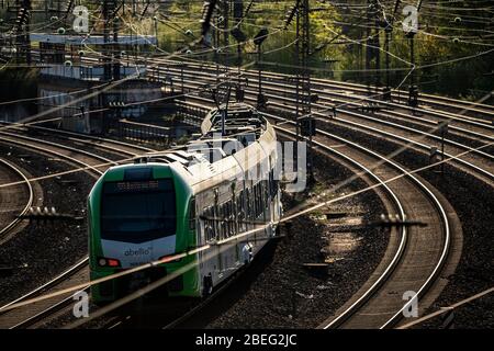 Eisenbahn, Gleise, Schienen, Infrastruktur, Freileitungen, Abellio, Nahverkehrszug, Bahnstrecke zwischen Essen und Duisburg, Deutschland, Stockfoto