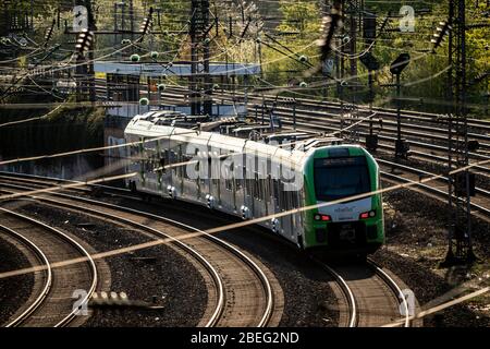 Eisenbahn, Gleise, Schienen, Infrastruktur, Freileitungen, Abellio, Nahverkehrszug, Bahnstrecke zwischen Essen und Duisburg, Deutschland, Stockfoto