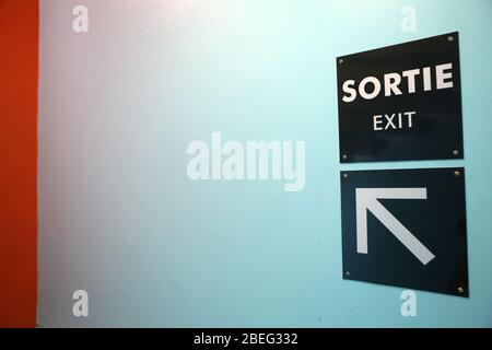 Panneau de sortie. Parkplatz Souterrain kostenlos. 2KM3. Saint-Gervais-les-Bains. Haute-Savoie. Frankreich. Stockfoto