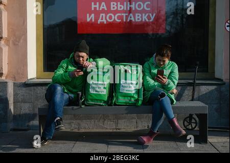 Moskau, Russland. April 2020. Die Mitarbeiter des Lieferservice warten am 13. April 2020 in Moskau, Russland, auf Bestellungen. Russland hat am Montag insgesamt 18,328 Fälle von COVID-19 registriert, wobei die Zahl der Infizierten um einen neuen Tagesrekord von 2,558 steigt und die Zahl der Todesfälle 148 erreicht. Kredit: Evgeny Sinitsyn/Xinhua/Alamy Live News Stockfoto