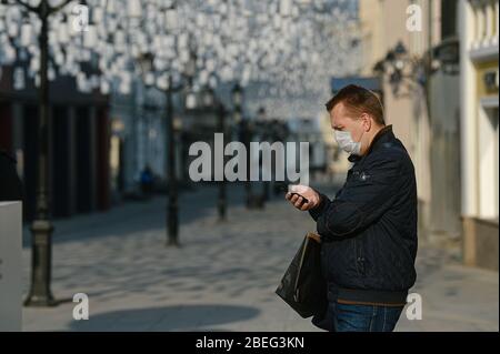 Moskau, Russland. April 2020. Ein Mann mit einer Gesichtsmaske wird am 13. April 2020 in Moskau, Russland, gesehen. Russland hat am Montag insgesamt 18,328 Fälle von COVID-19 registriert, wobei die Zahl der Infizierten um einen neuen Tagesrekord von 2,558 steigt und die Zahl der Todesfälle 148 erreicht. Kredit: Evgeny Sinitsyn/Xinhua/Alamy Live News Stockfoto