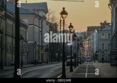 Moskau, Russland. April 2020. Eine fast leere Straße ist in Moskau, Russland, am 13. April 2020 zu sehen. Russland hat am Montag insgesamt 18,328 Fälle von COVID-19 registriert, wobei die Zahl der Infizierten um einen neuen Tagesrekord von 2,558 steigt und die Zahl der Todesfälle 148 erreicht. Kredit: Evgeny Sinitsyn/Xinhua/Alamy Live News Stockfoto