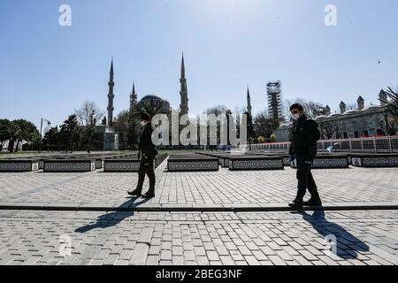 Istanbul, Türkei. April 2020. Polizeibeamte patrouillieren vor der Blauen Moschee auf dem Sultanahmet-Platz am letzten Tag des Wochenendes Ausgangssperre, die von den türkischen Behörden angekündigt wurde, um die Ausbreitung der anhaltenden theÃ¢â‚¬'¹-Coronavirus-Covid-19-Pandemie einzudämmen. Kredit: Jason Dean/ZUMA Wire/Alamy Live News Stockfoto