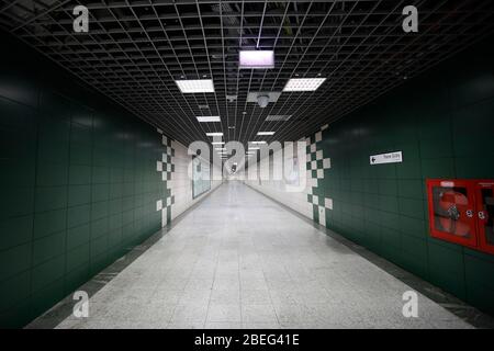 Istanbul, Türkei. April 2020. Ein inneres Detail aus einem verlassenen Bahnhof namens Marmaray am letzten Tag des Wochenendes Ausgangssperre von den türkischen Behörden zu steÃ¢â‚¬''¹m die Ausbreitung der laufenden Coronavirus Covid-19 Pandemie angekündigt. Kredit: Jason Dean/ZUMA Wire/Alamy Live News Stockfoto