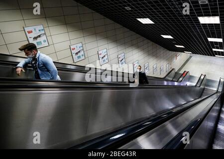 Istanbul, Türkei. April 2020. Die Menschen benutzen Rolltreppen, um vom Bahnhof Marmaray am letzten Tag des Wochenendes Ausgangssperre, die von den türkischen Behörden angekündigt wurde, um die Ausbreitung des anhaltenden Coronavirus Covid-19 Pandemie zu‹' m zu verbreiten. Kredit: Jason Dean/ZUMA Wire/Alamy Live News Stockfoto