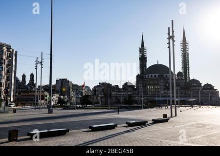 Istanbul, Türkei. April 2020. Eine allgemeine Ansicht des verlassenen Taksim-Platzes während des letzten Tages der Ausgangssperre am Wochenende wurde von den türkischen Behörden angekündigt, um die Ausbreitung‹des Coronavirus Covid-19-Pandemie einzudämmen. Kredit: Jason Dean/ZUMA Wire/Alamy Live News Stockfoto