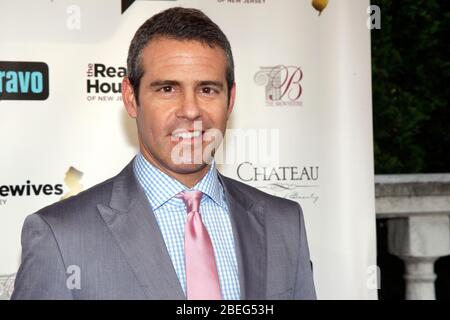 Andy Cohen von Watch What Happens Live, abgebildet bei Bravo's "The Real Housewives of New Jersey" Premiere Red Carpet im Brownstone in Paterson, NJ am 3. MAI 2010 Quelle: Scott Weiner/MediaPunch Stockfoto