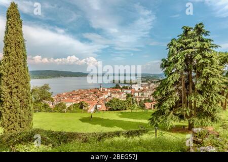 Blick vom Parco della Rocca Borromea über Arona und Lago Maggiore, Lombardei, Italien Stockfoto