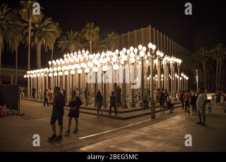 LOS ANGELES, CA/USA - 1. SEPTEMBER 2019: Touristen strömen in die Urban Light Sculpture im Los Angeles County Museum of Art, um Fotos zu machen Stockfoto