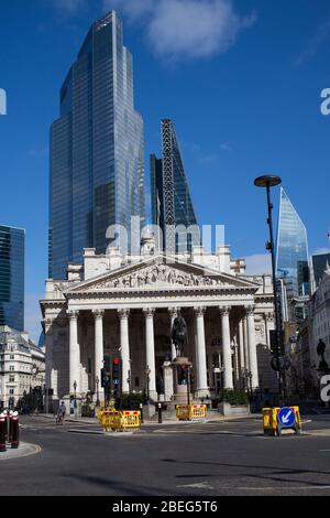 London, Großbritannien. April 2020. Bank of England. Der Finanzbezirk Großbritanniens ist ungewöhnlich ruhig, nachdem die Regierung die Menschen aufgefordert hat, von allen Reisen und Aktivitäten, die nicht notwendig sind, Abstand zu nehmen. Kredit: Thabo Jaiyesimi/Alamy Live News Stockfoto