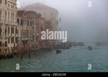 Venedig, Italien. Januar 2019. Boote, die den Canal Grande im Nebel überqueren Stockfoto
