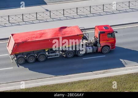 Schwere LKW mit Anhänger und Schüttgut - Boden, Kies, Sand mit einem Gummi-Zelt Stoff Fahrten auf der Autobahn in der Stadt bedeckt Stockfoto