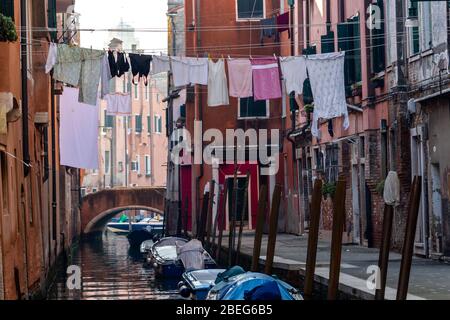 Venedig, Italien. Januar 2019. Kleidung hängt über einem Kanal in Venedig Stockfoto