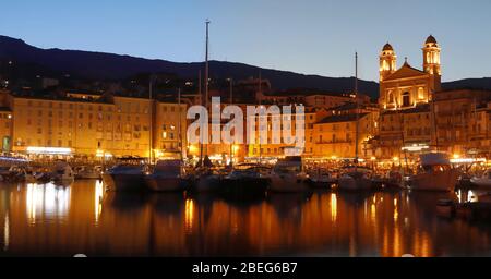 Blick auf St. Jean Baptiste Kathedrale und der alte Hafen von Bastia, zweitgrößte Stadt Korsikas und der Einstieg in die Insel Stockfoto