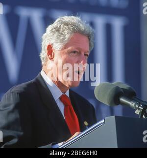 WASHINGTON, DC, USA, 11. NOVEMBER 2000: Präsident Bill Clinton spricht am Veterans Day. Stockfoto