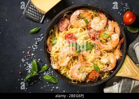 Pasta Meeresfrüchte mit Garnelen auf schwarzem Tisch. Stockfoto