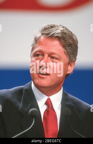 WASHINGTON, DC, USA - 7. JULI 1992: Präsidentschaftskandidat Bill Clinton spricht bei der National Education Association Convention. Stockfoto