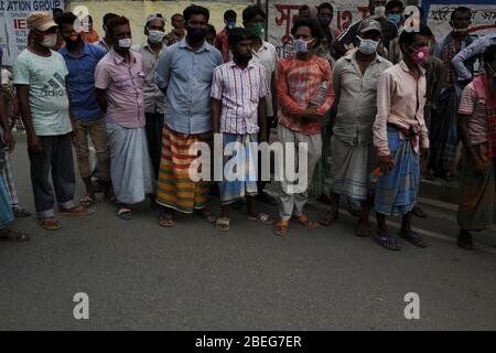 Dhaka, Bangladesch. April 2020. Rikscha-Abzieher warten darauf, wieder zurück zu kommen, als Polish ihre Rikschas in Dhaka beschlagnahmt hat. Die Regierung von Bangladesch hat eine Blockierung verhängt, um die Ausbreitung der durch das SARS-Cov-2-Coronavirus verursachten Pandemie COVID ''' 19 zu verlangsamen. Quelle: MD Mehedi Hasan/ZUMA Wire/Alamy Live News Stockfoto