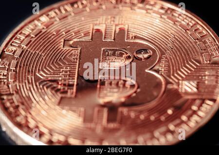Bitcoin auf schwarzem Hintergrund. Handel mit Kryptowährungen. Makrofoto Stockfoto