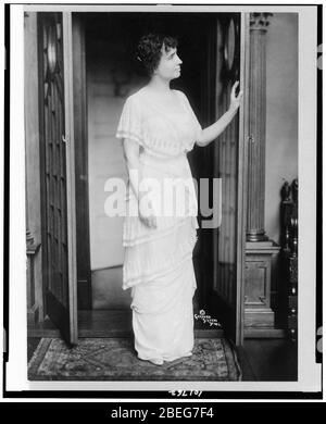 Helen Keller, full-length Portrait, stehend an der Tür im Zimmer, direkt gegenüber Stockfoto