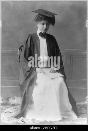 Helen Keller, in voller Länge Porträt, in Gap und Kleid sitzt Stockfoto