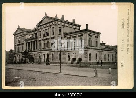 Europa, Deutschland, Hamburg, Altona, der erste Bahnhof von Altona, später das Rathaus , Aufnahme von 1891, herausgegeben vom Verlag Herm. Uflacker´s Buchhandlung , Fotografie Ernst Roepke . / Europa, Deutschland, Hamburg, Altona, der erste Hamburger Bahnhof, später das Rathaus, Foto von 1891, Herm Verlag. Uflacker´s Buchhandlung, Fotografie Ernst Roepke . Stockfoto