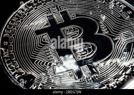 Bitcoin auf schwarzem Hintergrund. Die Weltwirtschaftskrise. Stockfoto