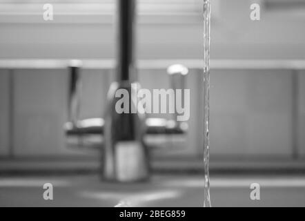 Wasser, das in einer geraden Linie aus einem Küchenhahn herunterläuft. Stockfoto