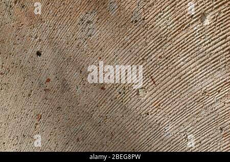 Die Spuren der Säge auf dem Stein. Die Textur des Natursteins. Industrieller Schnitt von Steinblöcken in einem Steinbruch. Steinbearbeitung oder Geologie. Nahaufnahme. Stockfoto