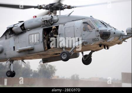 Helikopter Sturmtruppe Ausbildung an Bord eines HH-60H Sea Hawk Hubschrauber Stockfoto