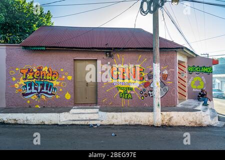 Gebäude in Guatemala mit farbenfrohen grafischen Straßenkunstwerke Stockfoto