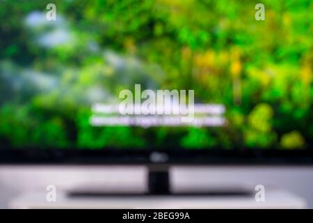 Verschwommenes Bild eines Fernsehbildschirms mit einer Naturdokumentation und Untertiteln Stockfoto
