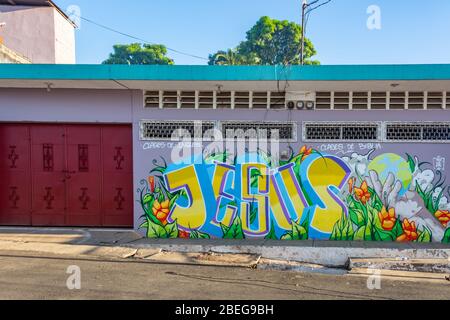 Gebäude in Guatemala mit farbenfrohen grafischen Straßenkunstwerke Stockfoto