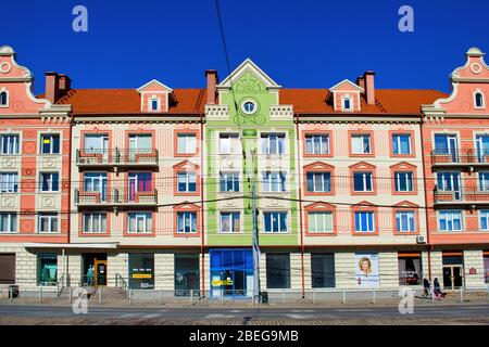 Eine bunte Fassade eines Vintage-Hauses im klassischen Stil einer europäischen Stadt. Zentrale Straße von Kaliningrad, Russland Stockfoto