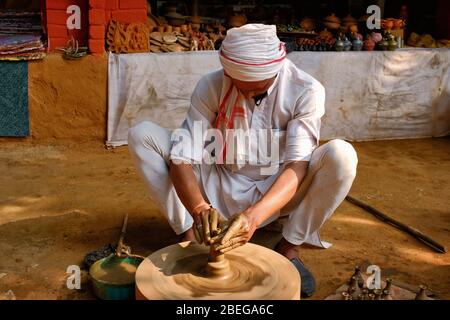 Indischer Töpfer bei der Arbeit, Shilpagram, Udaipur, Rajasthan, Indien Stockfoto