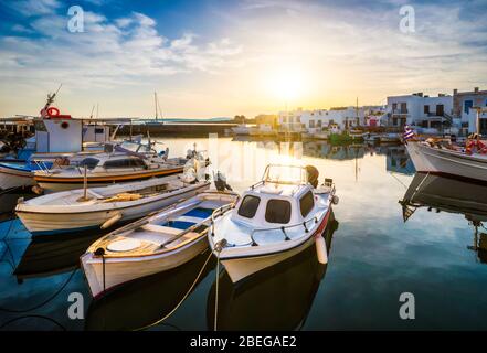 Fischerboote im Hafen von Naousa. Paros lsland, Griechenland Stockfoto