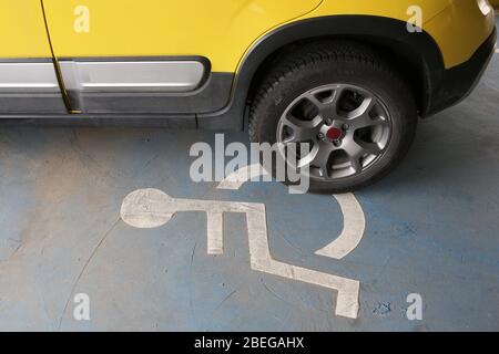 Place de parking réservée aux handicapés. Parkplatz Souterrain kostenlos. 2KM3. Saint-Gervais-les-Bains. Haute-Savoie. Frankreich. Stockfoto