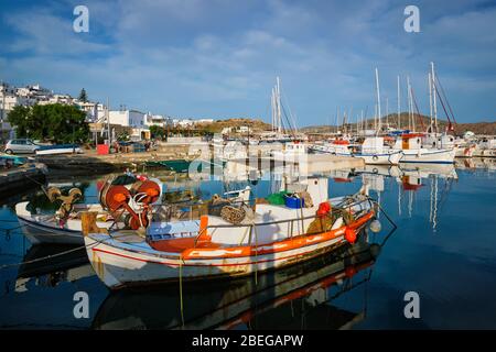 Fischerboote im Hafen von Naousa. Paros lsland, Griechenland Stockfoto